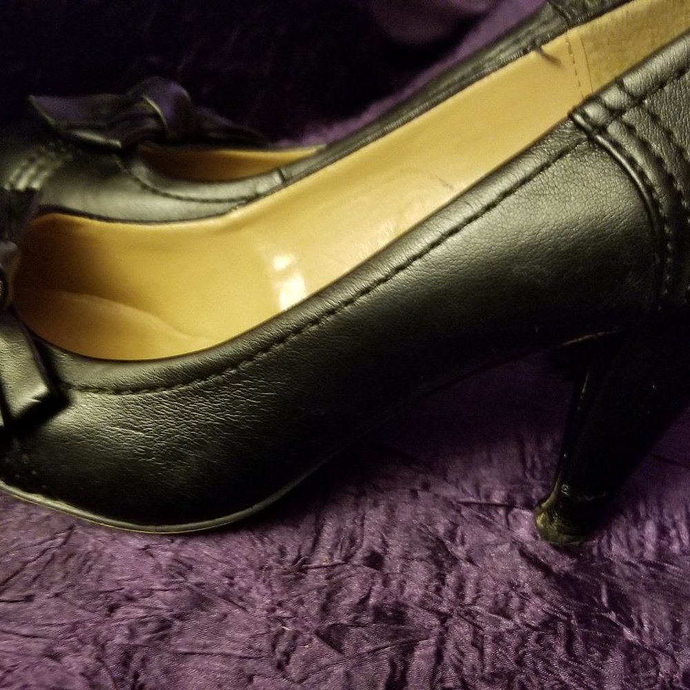 Ann Taylor Black Pumps with Bow - Size 8M